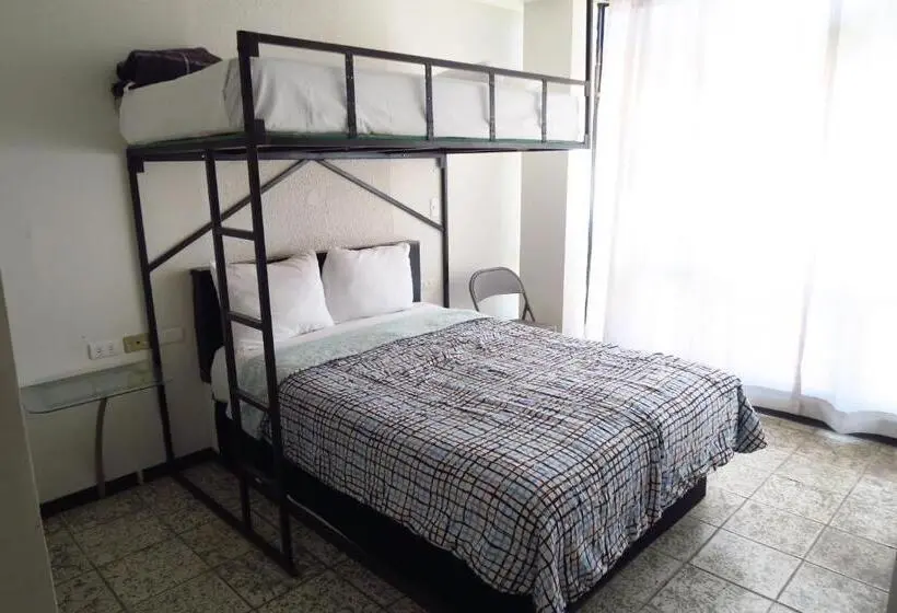 Economy Triple Room, Llanito Ags