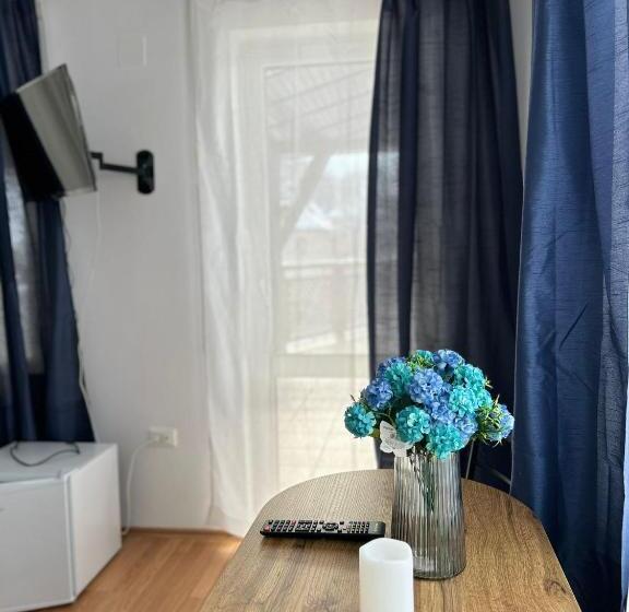 غرفة قياسية ثلاثية, Ambra Room S