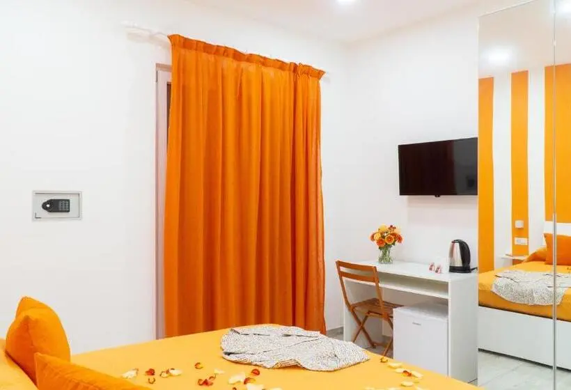 اتاق استاندارد با چشم‌انداز استخر, Summer Colors Rooms & Apartments
