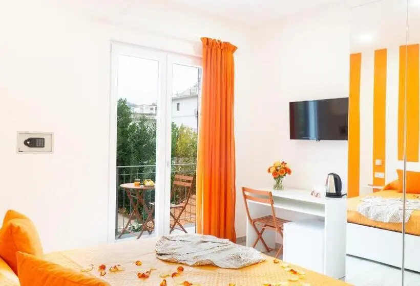 اتاق استاندارد با چشم‌انداز استخر, Summer Colors Rooms & Apartments
