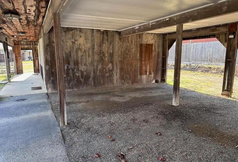 غرفة قياسية, Village Motel