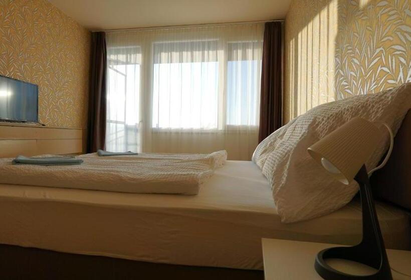 Номер Стандарт Вид на Озеро, Plazs Hotel Siófok