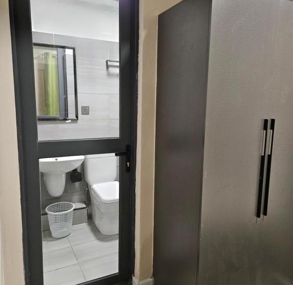 اتاق استاندارد یک نفره, Holiday Inn Suits Nairobi