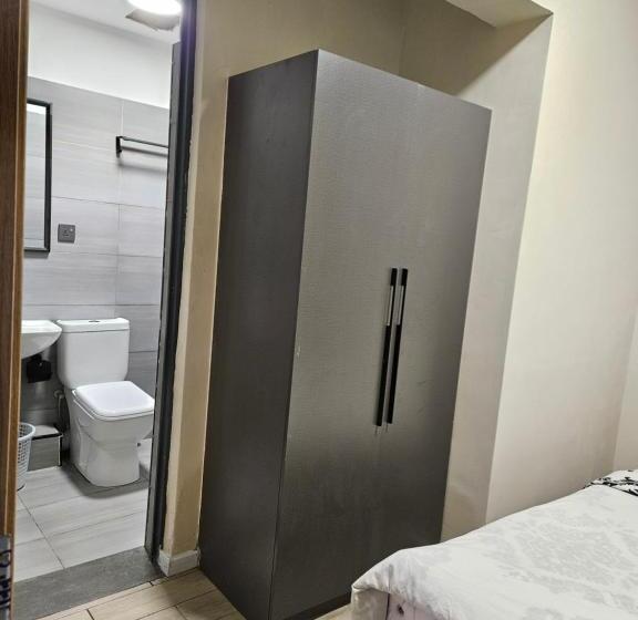 اتاق استاندارد یک نفره, Holiday Inn Suits Nairobi