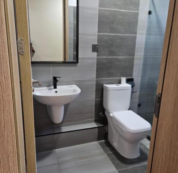 اتاق استاندارد با چشم‌انداز استخر, Holiday Inn Suits Nairobi