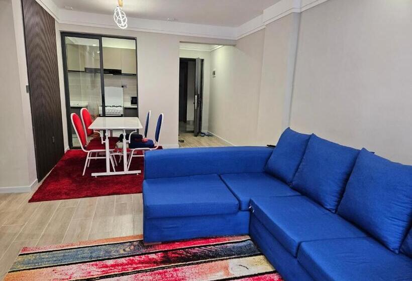اتاق استاندارد با چشم‌انداز استخر, Holiday Inn Suits Nairobi