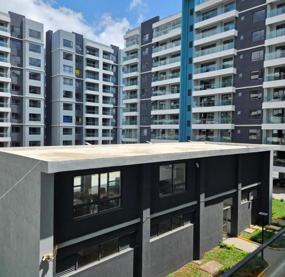 سوییت خانوادگی, Holiday Inn Suits Nairobi