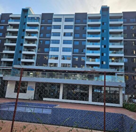 استودیوی استاندارد, Holiday Inn Suits Nairobi