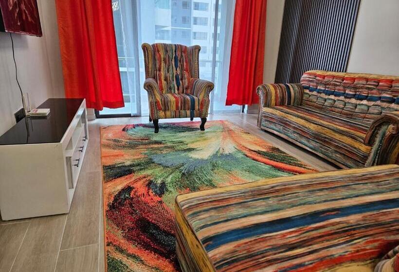 استودیوی استاندارد, Holiday Inn Suits Nairobi