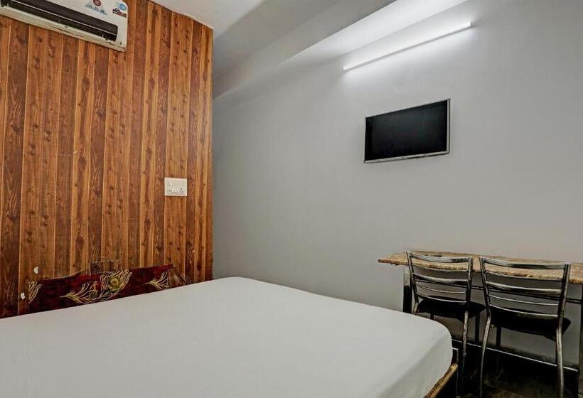 غرفة كلاسيكية ثلاثية, Oyo Raaz