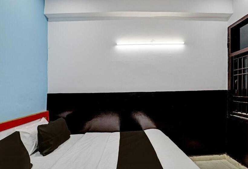 トリプルクラシックルーム, Oyo The Batter Inn