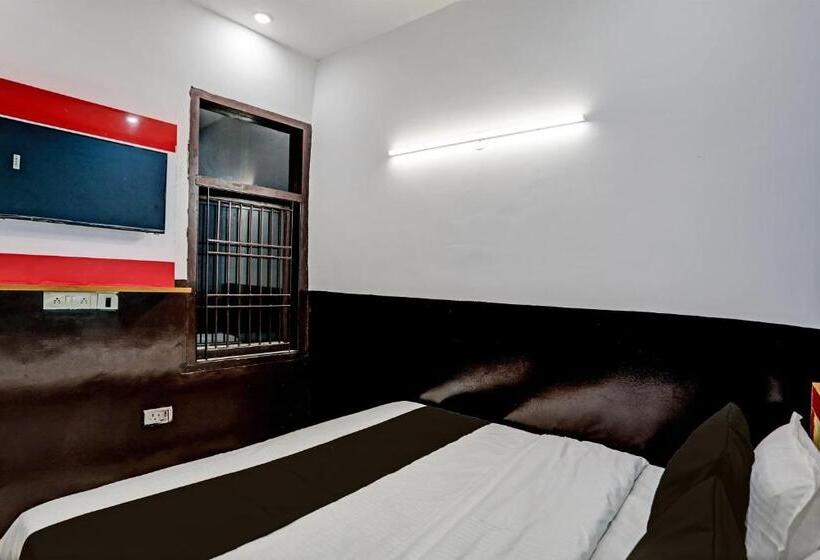 トリプルクラシックルーム, Oyo The Batter Inn