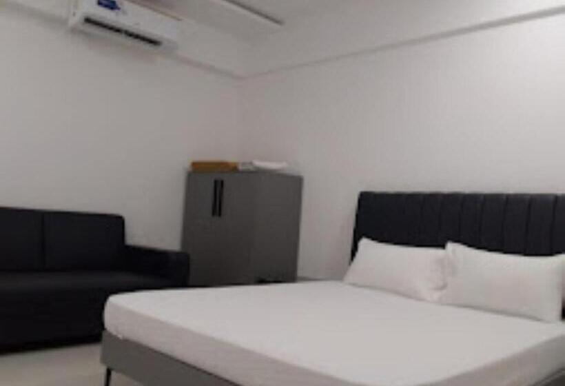 디럭스 룸, Lennox Hotel , Surat