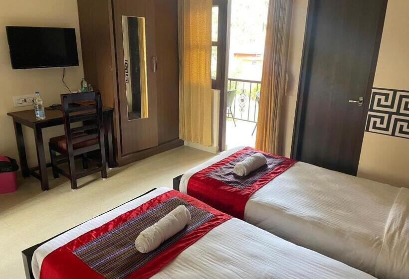 חדר סטנדרט לשלושה עם מרפסת, Menlha Wellness Resort