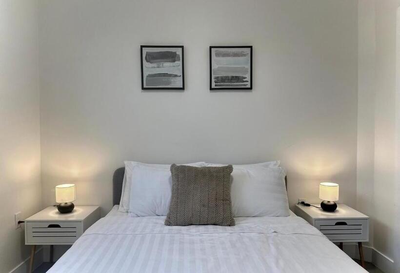 سوییت خانوادگی, Blissful Stay In Surrey Suite 2