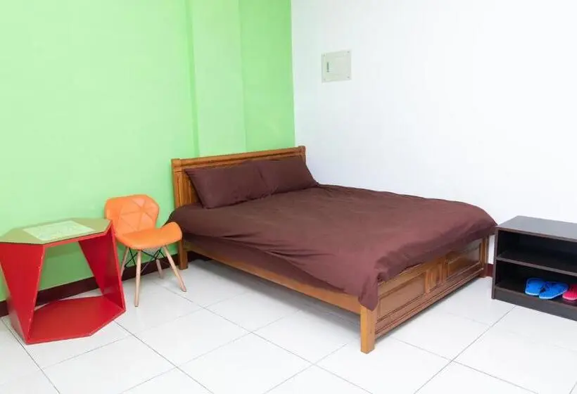 اتاق لوکس با بالکن, Zhu House