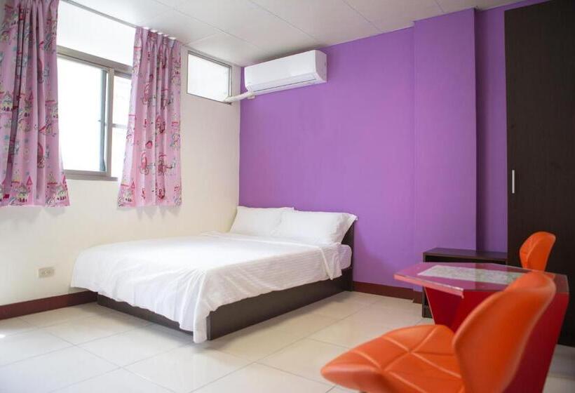 اتاق لوکس با بالکن, Zhu House