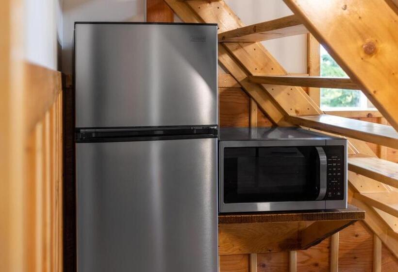 スタンダードバンガロー, Red Cariboo Resort