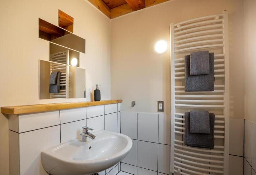 スタンダードバンガロー, Red Cariboo Resort