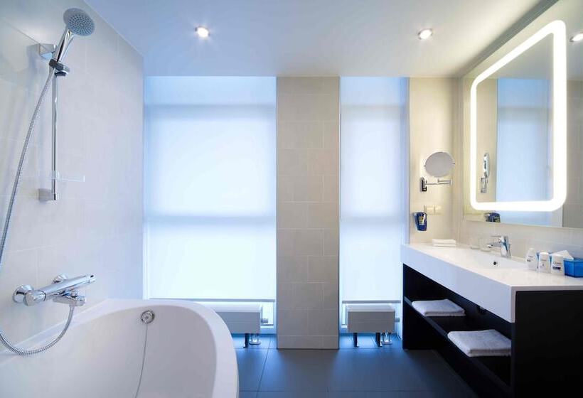 اتاق سوپریور با بالکن, Park Inn By Radisson Riga Valdemara