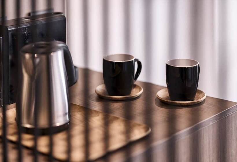 חדר משפחתי, Athenarum Portus Life & Style