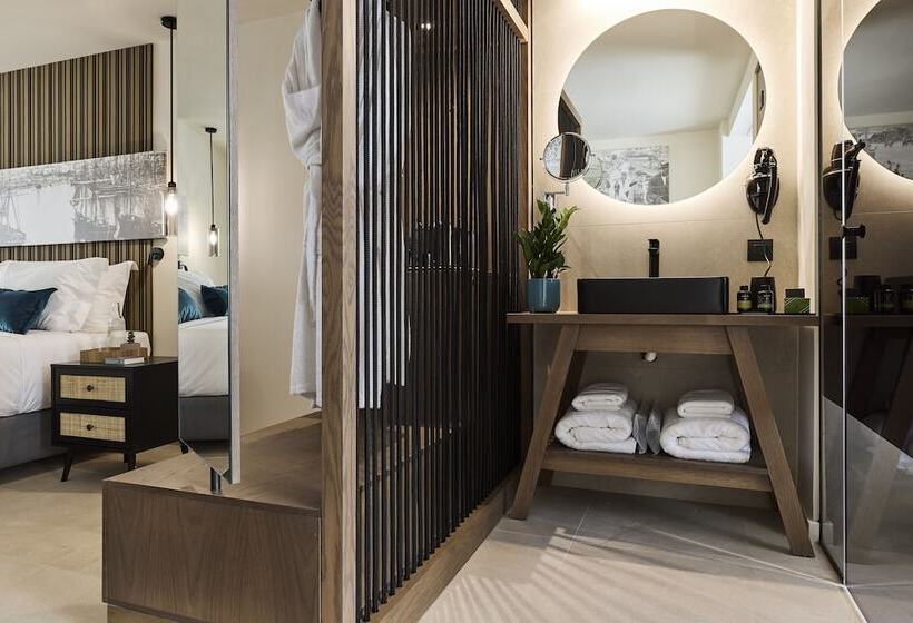 , Athenarum Portus Life & Style