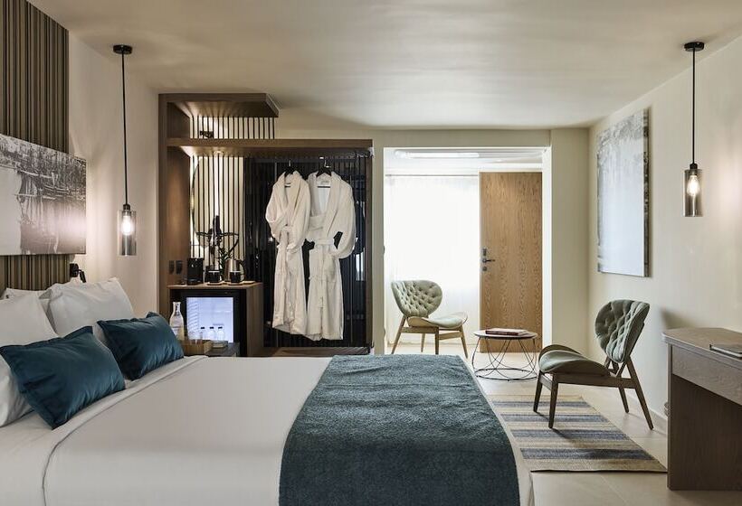 , Athenarum Portus Life & Style