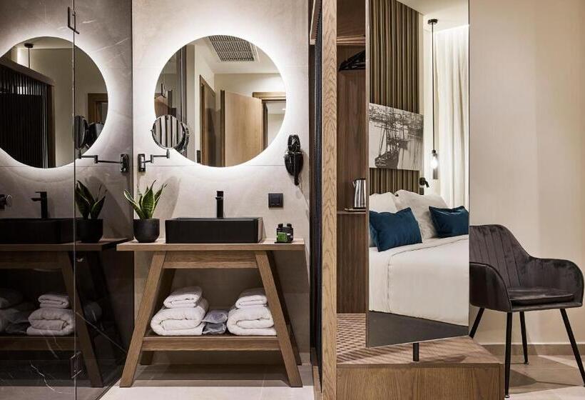 חדר משפחתי, Athenarum Portus Life & Style