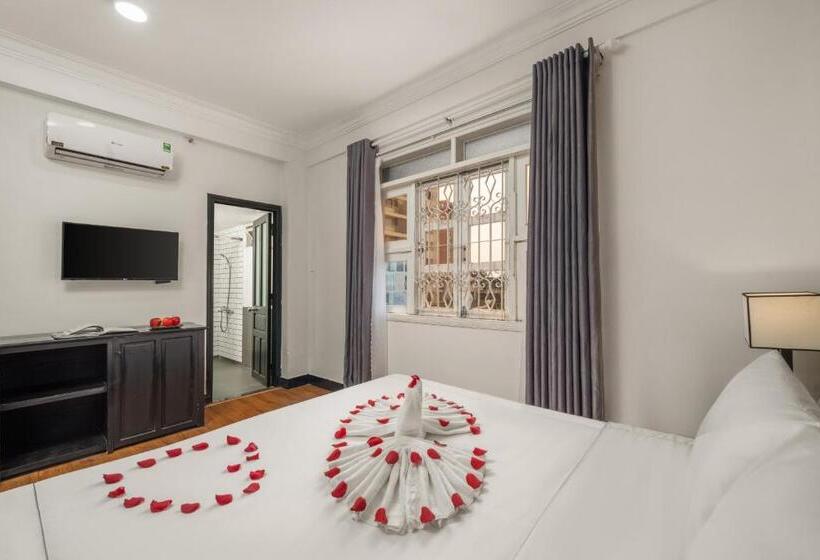 اتاق لوکس با تخت بزرگ, Kly Boutique