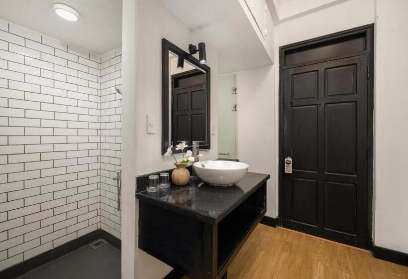 اتاق لوکس سه تخته, Kly Boutique