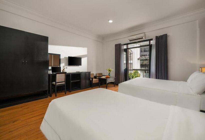 اتاق لوکس سه تخته, Kly Boutique