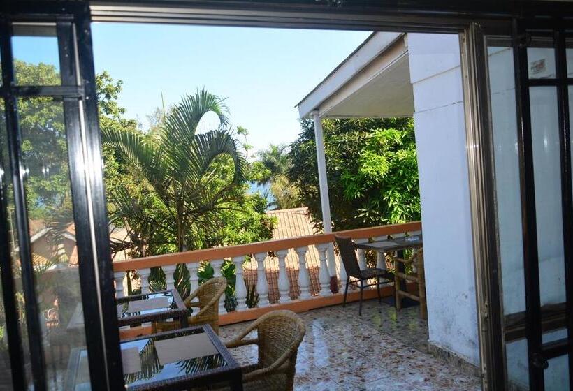 اتاق خانوادگی, Lakeshore Bed And Breakfast