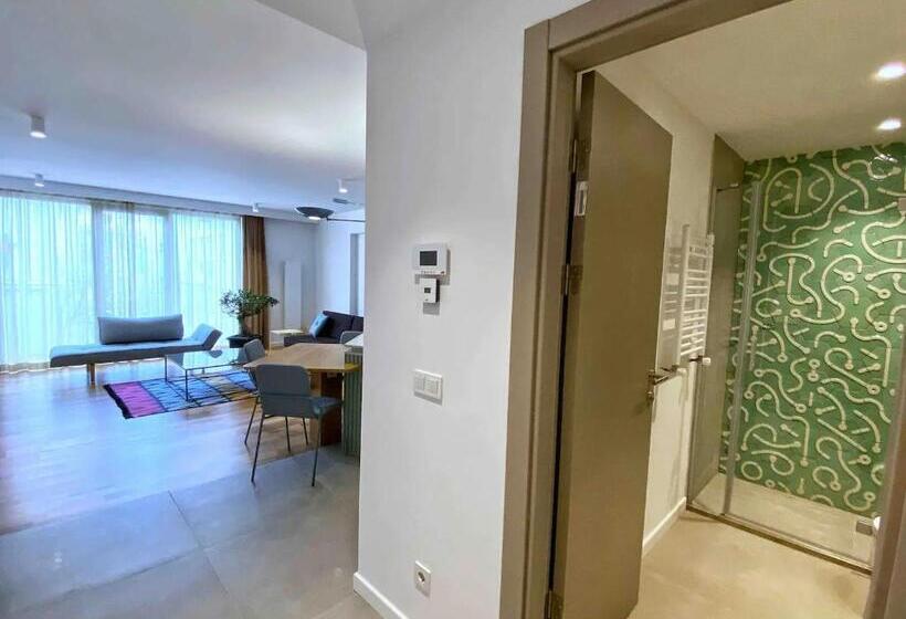 带大床的套房, B Suites