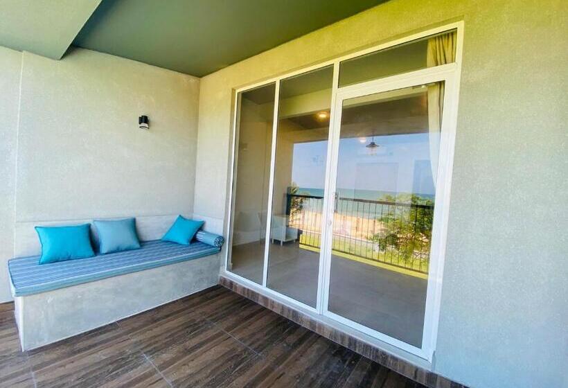 Номер Deluxe, Hiru Beach Resort