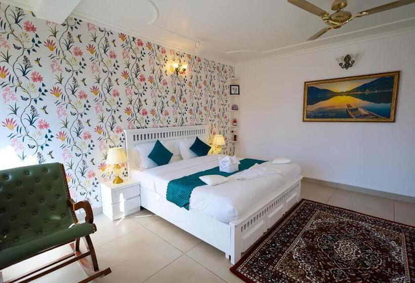 جناح مزوَّد بشرفة, The Crosswoods Three