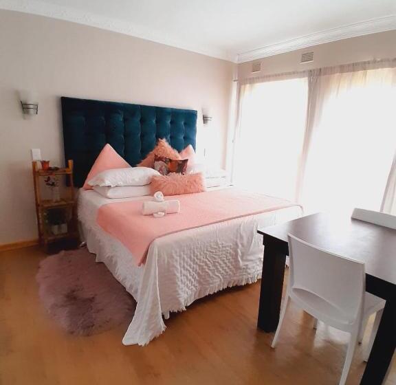 מיטת קינג בסוויטה, Adante Lodge 27 Mlonyeni