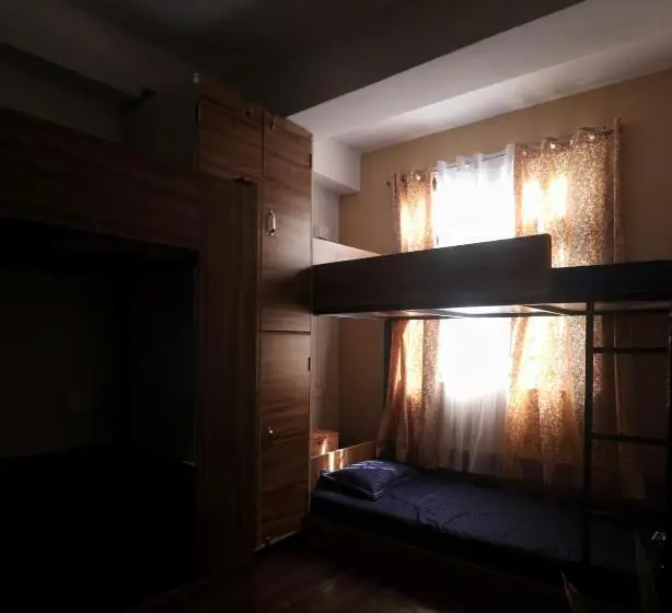 ルームシェアのワンベッド, The Secondfloor Gangtok