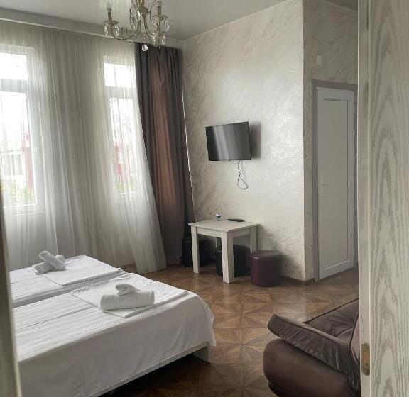 Четырехместный Номер Стандарт, Emilia