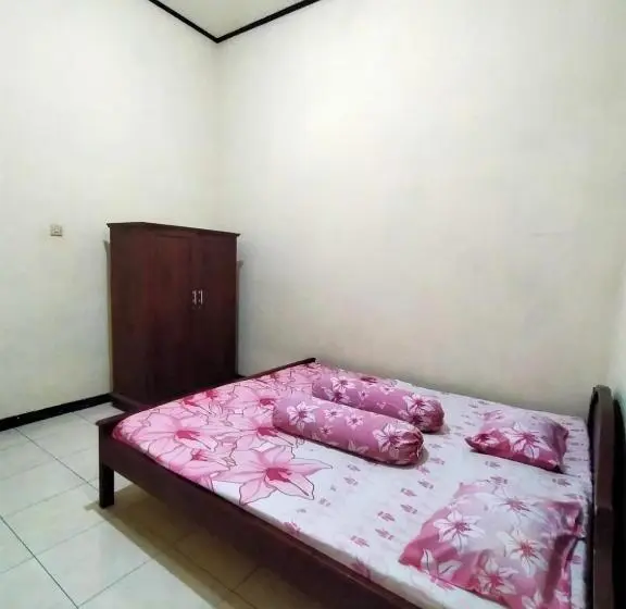 Habitació Estàndard, Djatis Purwo Wasito