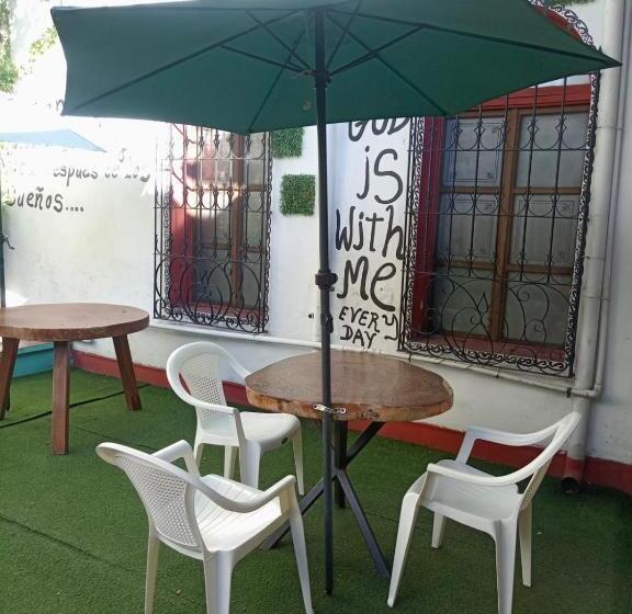 اتاق استاندارد یک تخته با سرویس بهداشتی مشترک, Karim Hostel