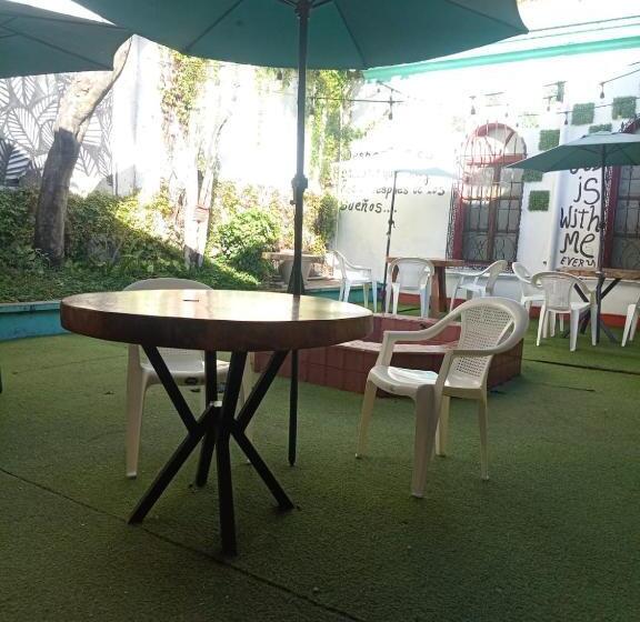 اتاق استاندارد با سرویس بهداشتی مشترک, Karim Hostel