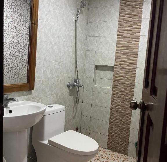 اتاق ساده سه‌ نفره, Marian S Transient House