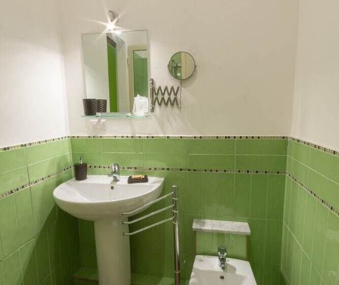 غرفة قياسية ثلاثية, B&b Cairoli