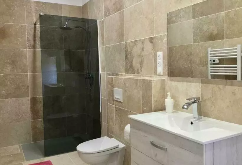 ガーデンビュースタンダード４ベッドルーム, Chambre D Hôtes Eloi Merle