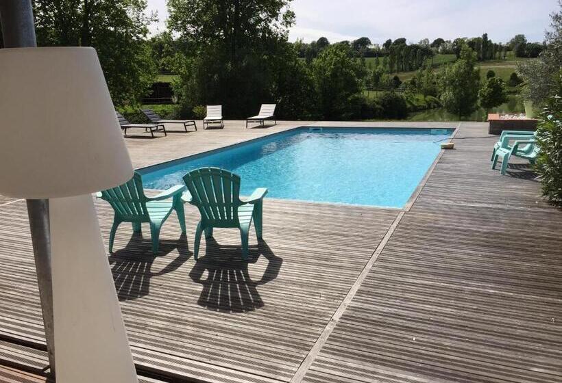 Трехместный Номер Стандарт Вид на Сад, Domaine En Castanet