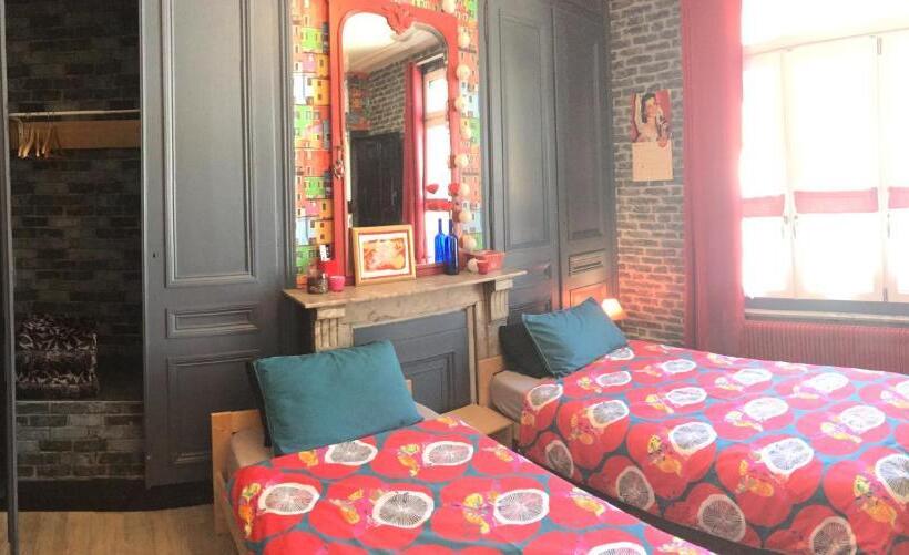 חדר משפחתי, La Maison Du Bulot