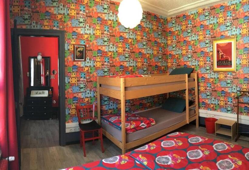 חדר משפחתי, La Maison Du Bulot