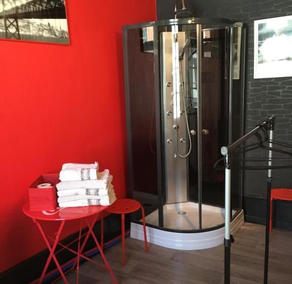 חדר משפחתי, La Maison Du Bulot