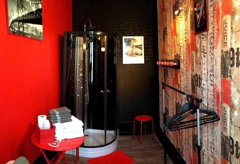 חדר משפחתי, La Maison Du Bulot