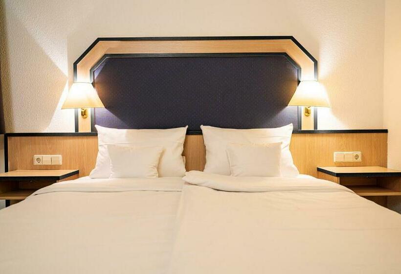 סוויטת ג'וניור, Apart